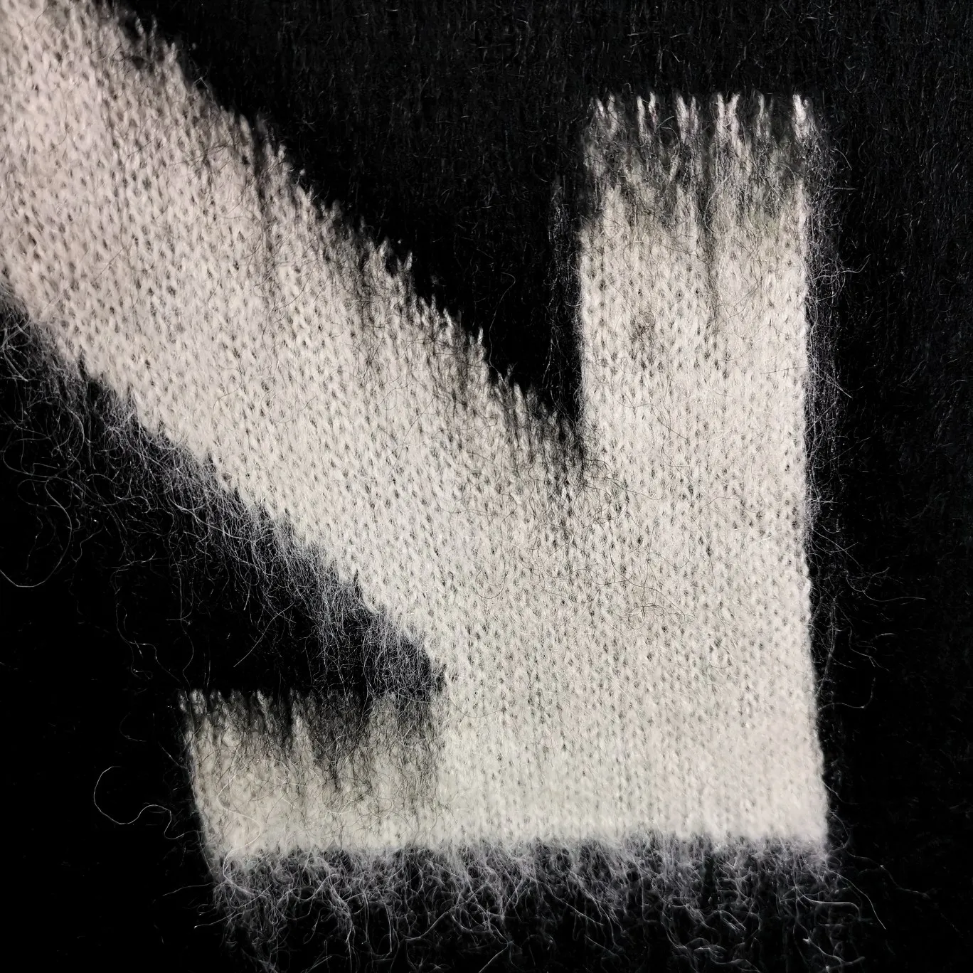 Additional details - the new top-notch proven version OFFWHITE (OW) gradient mohair striped arrow sweater hoodie gradient rendering arrow couple sweater Mohair sweater OW will be released every year 🛒 The same style and ever-changing colors, really no girl does not love it, it is super suitable for wearing under a down jacket in winter, and will not be bloated! If the lower body is missing, their favorite os version🙋🏻‍♀️ intuitively adds natural softness and fairy beauty effect, which is the best choice! The upper body is lightweight and does not weigh down the body while keeping warm. The sleeves and the gradient arrow parts on the back are repeatedly patterned until the gradient level is satisfied before large-scale products are released. The craftsmanship is extremely demanding. Each sweater is woolen at least ten times to give it a plush, thick feel and good fluffiness! ✅ Fabric composition: 50% mohair 32 spandex 18% wool, three-level anti-pilling Color: black and white gradient Sizes Mohair is lighter and softer, so be careful not to machine wash it, not machine washable! ! emphasize! !  ⚠️Hand wash with warm water and cold water P:440